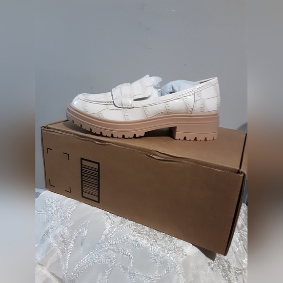 #87 NIB WOMEN'S CREAM GATOR STACKED LOAFER SIZE 7 1/2M - Picture 5 of 5